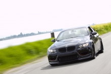 Черный BMW 3 серии, М3, скорость, река, зеленая трава, день